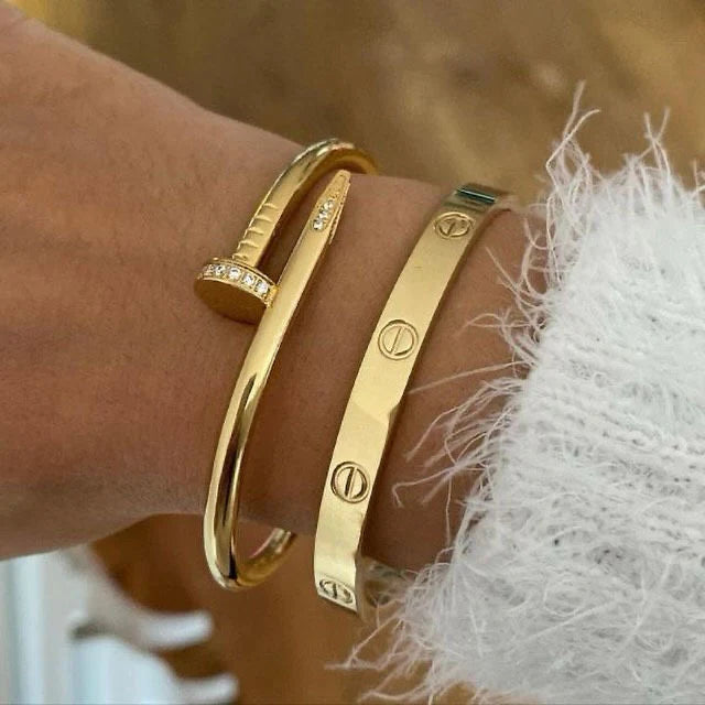 Conjunto de dois Braceletes Cart Clássico e Prego Cravejado